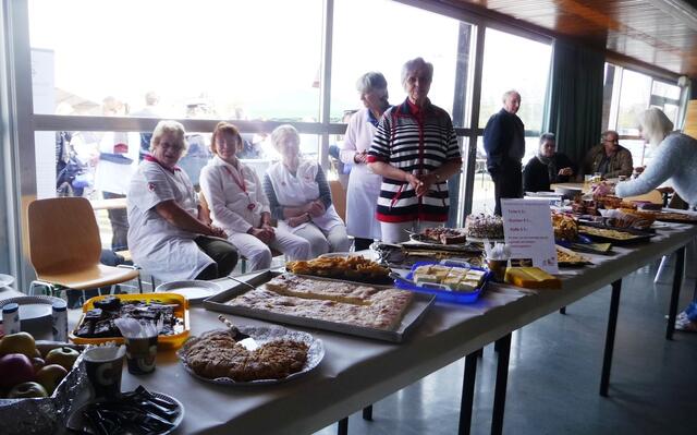 meterweise selbstgebackener Kuchen und viele fleißige Helferinnen vom DRK Vöhrum