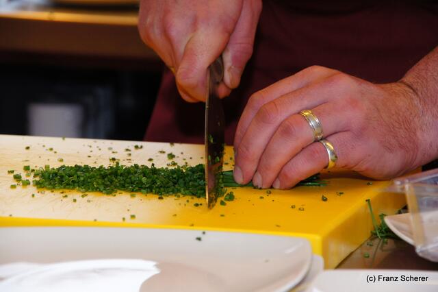 Edel & Weiß - Spitzenköche beim Themenabend in der Sterndl´ Alm auf dem Augsburger Frühjahrsplärrer. Küchenarbeit
