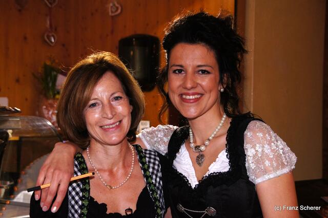 Edel & Weiß - Spitzenköche beim Themenabend in der Sterndl´ Alm auf dem Augsburger Frühjahrsplärrer. Nicole Balletshofer (rechts) und ihr Team sorgten für die reibungslose Organisation des Abends