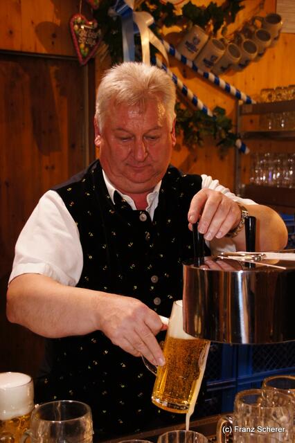 Edel & Weiß - Spitzenköche beim Themenabend in der Sterndl´ Alm auf dem Augsburger Frühjahrsplärrer. Lothar Pledl ist Chef am Sterndl´ Alm-Zapfhahn