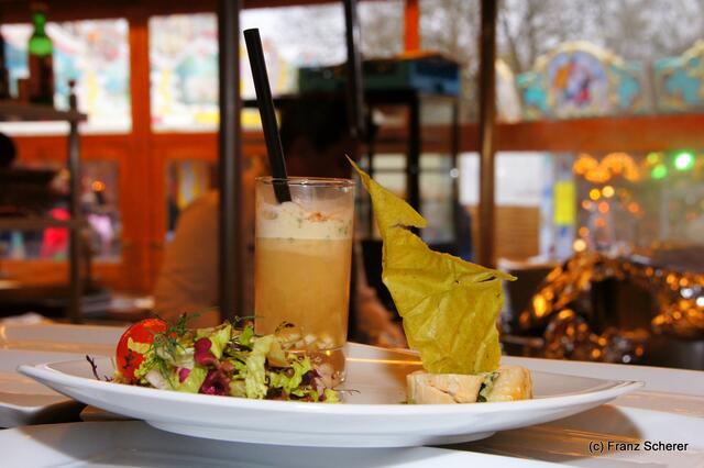 Edel & Weiß - Spitzenköche beim Themenabend in der Sterndl´ Alm auf dem Augsburger Frühjahrsplärrer. Andreas Kühners (Kühners Landhaus Kissng) komponierte den Zwischengang "Perlhuhn aus drei Blickwinkeln"