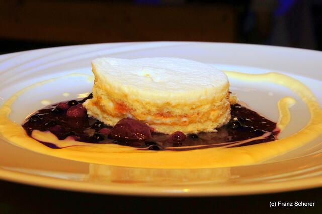 Edel & Weiß - Spitzenköche beim Themenabend in der Sterndl´ Alm auf dem Augsburger Frühjahrsplärrer. Das Dessert "geeistes Hibiskus-Tiramisu mit beschwipsten Früchten auf Vanillespiegel" von Christian Balletshofer gabs zum Dessert