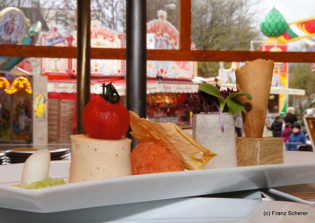 Edel & Weiß - Spitzenköche beim Themenabend in der Sterndl´ Alm auf dem Augsburger Frühjahrsplärrer. Vorspeise "Bestes von der Lachsforelle mit Rettich, Gurke und Verjus" brachte  Stefan Fuß in Linie