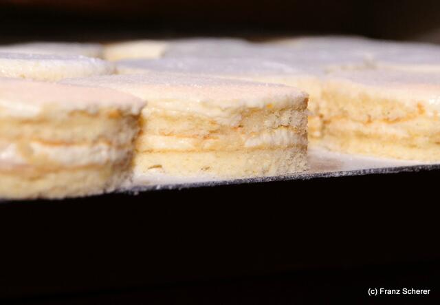 Edel & Weiß - Spitzenköche beim Themenabend in der Sterndl´ Alm auf dem Augsburger Frühjahrsplärrer. Das Dessert "geeistes Hibiskus-Tiramisu mit beschwipsten Früchten auf Vanillespiegel" von Christian Balletshofer gabs zum Dessert