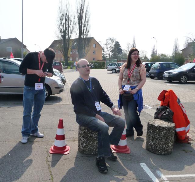 fröhliche freiwillige Helfer als Weganweiser