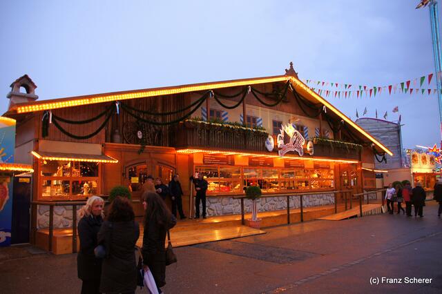 Edel & Weiß - Spitzenköche beim Themenabend in der Sterndl´ Alm auf dem Augsburger Frühjahrsplärrer. Die Sterndl´ Alm lässt sich in die Küche schauen.