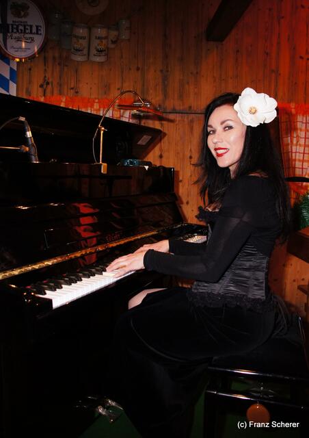 Edel & Weiß - Spitzenköche beim Themenabend in der Sterndl´ Alm auf dem Augsburger Frühjahrsplärrer. Pianistin Rita Marx