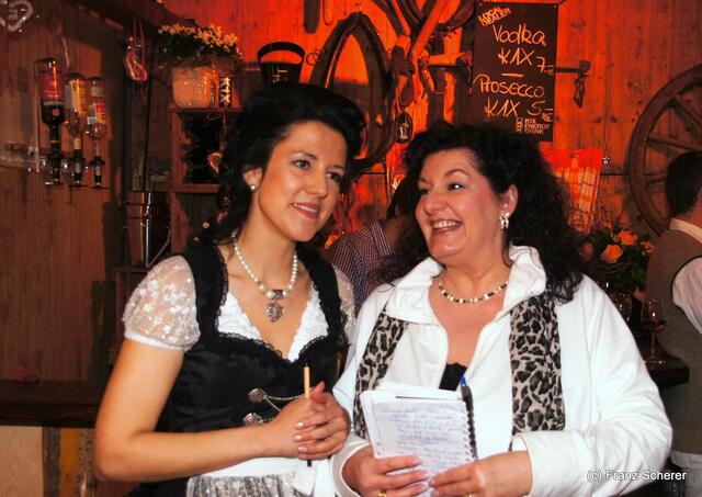 Edel & Weiß - Spitzenköche beim Themenabend in der Sterndl´ Alm auf dem Augsburger Frühjahrsplärrer. Nicole Balletshofer (links) mit myheimat-Reporterin Sabina Scherer