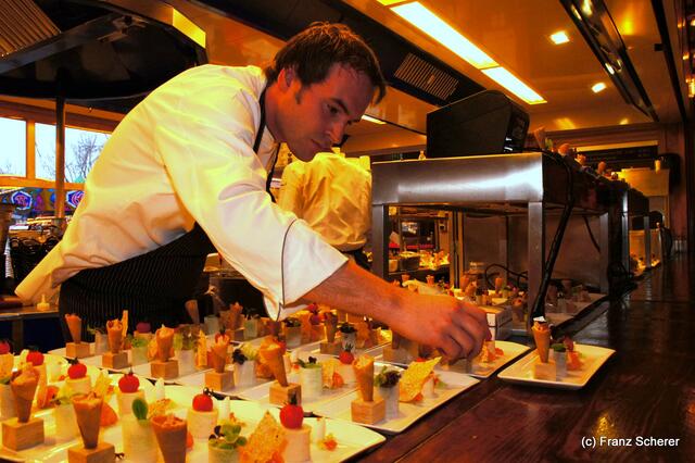 Edel & Weiß - Spitzenköche beim Themenabend in der Sterndl´ Alm auf dem Augsburger Frühjahrsplärrer. Vorspeise "Bestes von der Lachsforelle mit Rettich, Gurke und Verjus" brachte  Stefan Fuß in Linie