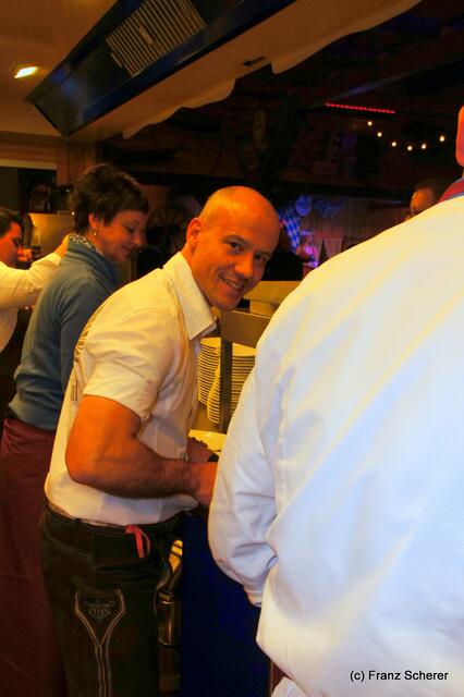 Edel & Weiß - Spitzenköche beim Themenabend in der Sterndl´ Alm auf dem Augsburger Frühjahrsplärrer. Das Dessert "geeistes Hibiskus-Tiramisu mit beschwipsten Früchten auf Vanillespiegel" von Christian Balletshofer gabs zum Dessert