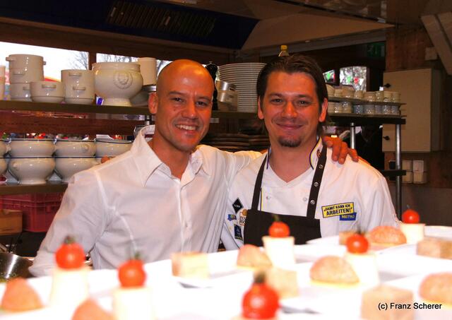 Edel & Weiß - Spitzenköche beim Themenabend in der Sterndl´ Alm auf dem Augsburger Frühjahrsplärrer. Sterndl´ Alm-Chef Christian Balletshofer (links) und Torsten Ludwig (Papageno Augsburg)