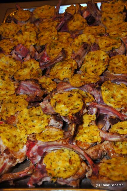 Edel & Weiß - Spitzenköche beim Themenabend in der Sterndl´ Alm auf dem Augsburger Frühjahrsplärrer. Torsten Ludwig kreierte "Spanferkelcarée unter weißer Zwiebelkruste mit Estragonpüree und Holzkohleöl"