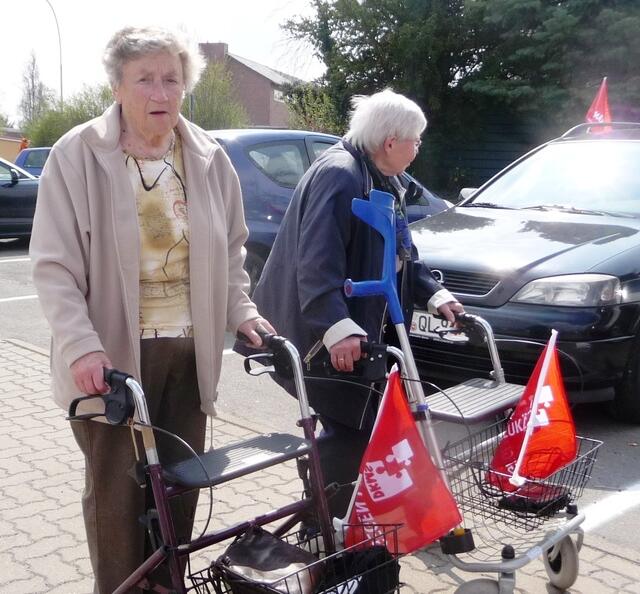 ja auch in hohem Alter kann man noch helfen, diese beiden Damen machen es vor............