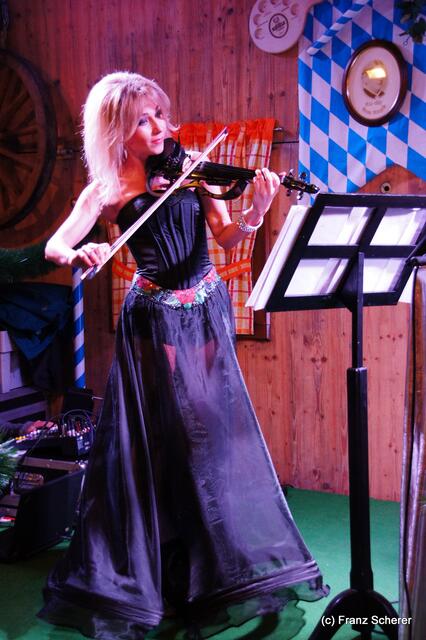 Edel & Weiß - Spitzenköche beim Themenabend in der Sterndl´ Alm auf dem Augsburger Frühjahrsplärrer. E-Geigerin Evgenia Tkacheva