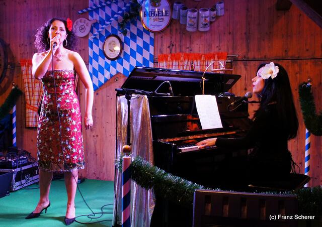 Edel & Weiß - Spitzenköche beim Themenabend in der Sterndl´ Alm auf dem Augsburger Frühjahrsplärrer. Jazz-Stimme Alexandrina Simeon mit Pianistin Rita Marx