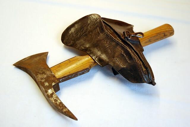 Feueraxt - zum Schutz vor der scharfen Axt gab es diese Ledertaschen.