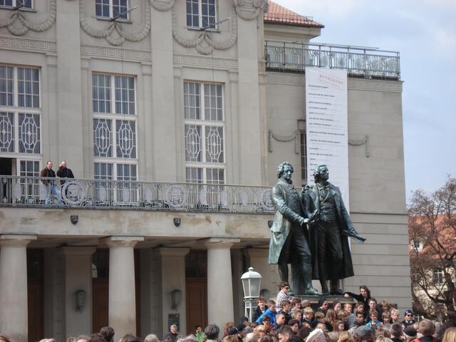 Das Denkmal unserer beiden großen Dichter, von Kindern umlagert