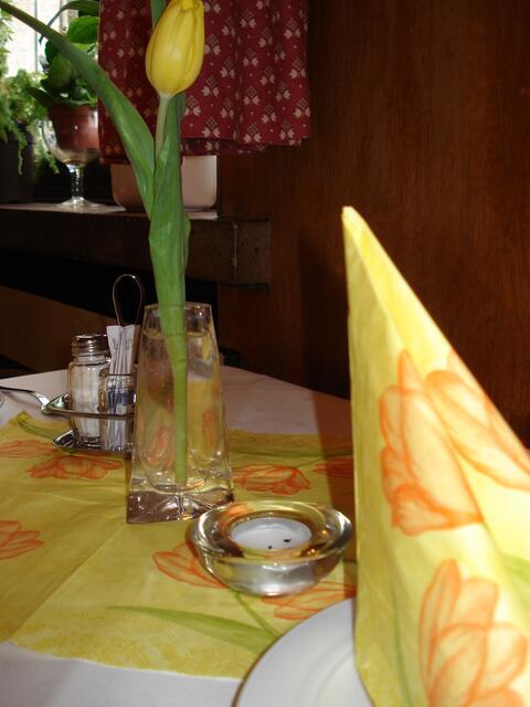 An liebevoll gedeckten Tischen.....