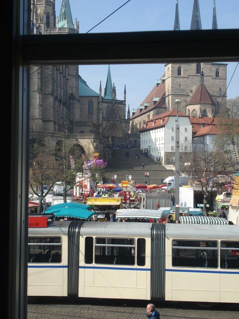 Frühlingsfest und modene Verkehrsmittel vor der Treppe zum Dom