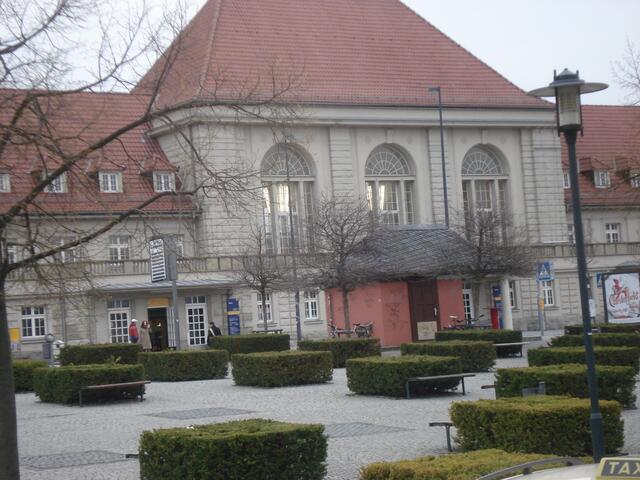 Platz zwischen Bahnhof und Hotel