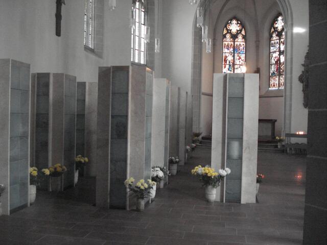 Urnenschränke in der Kirche