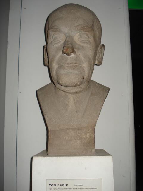 bekannter ist Walter Gropius