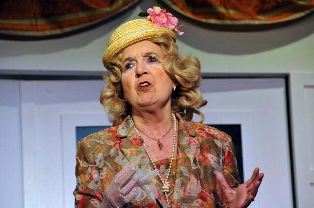 Inge Zoufall ist als Elsie Meadows Stammkundin im Heiratsinstitut.