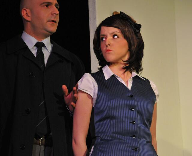 Sergeant Hill (Andrija Vulicevic) von Scotland Yard wittert unmoralisches Treiben (hier mit Marijke Langer)