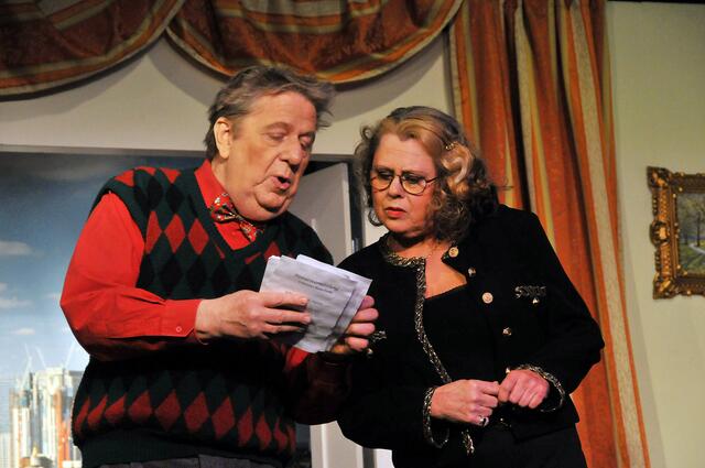 Jeremy Grover (Peter Hallbauer) verliebt sich ausgerechnet in die Chefin des Heiratsinstitus selbst (Irmel Henco).