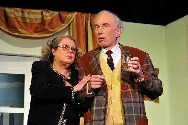 Der Earl of Harpenden (Rainer Picht, mit Irmel Henco) greift in das Geschehen ein.