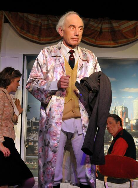 und plötzlich steht er ohne Hosen da.