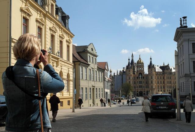 Die Schlossstraße führt zum Schweriner Schloss, in dem auch der Landtag des Bundeslandes Mecklenburg-Vorpommern seinen Sitz hat.