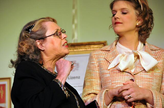 Institutsleiterin Constanze Beechamp (Irmel Henco) diskutiert mit ihrer Sekretärin (Hanna Jessen).