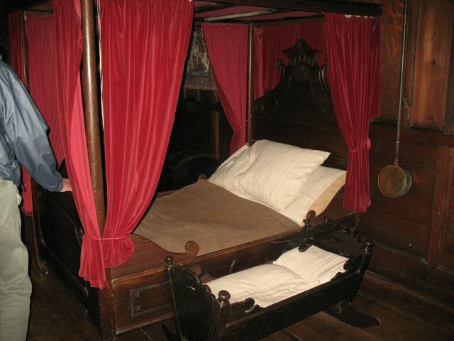 Schlafzimmer mit Kinderbett.