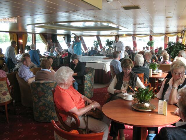 Begrüßung im Schiff, mit Kaffee und Kuchen.
