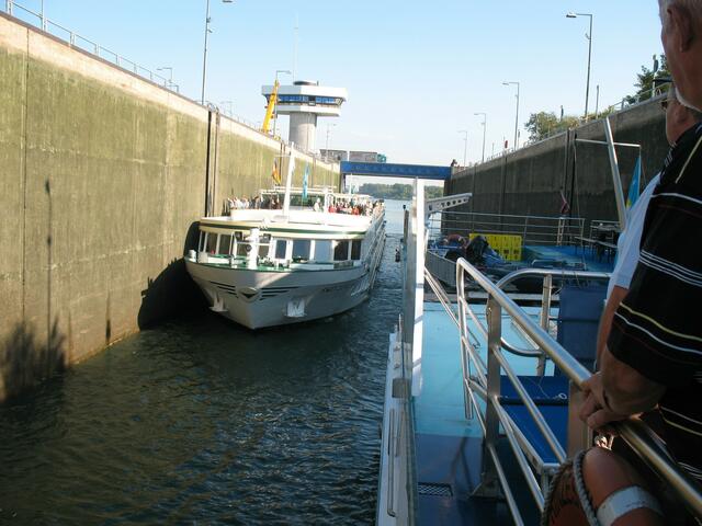 2 Schiffe passen nebeneinander in die Schleuse.