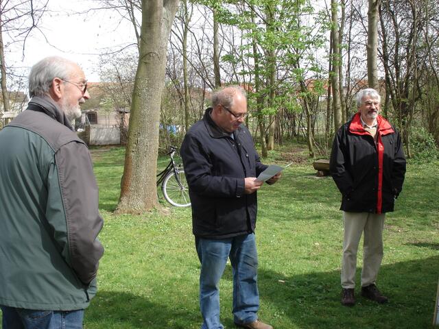 NABU-Vorsitzender Gerhard Krick (Mitte) dankt den Helfern und Sponsoren