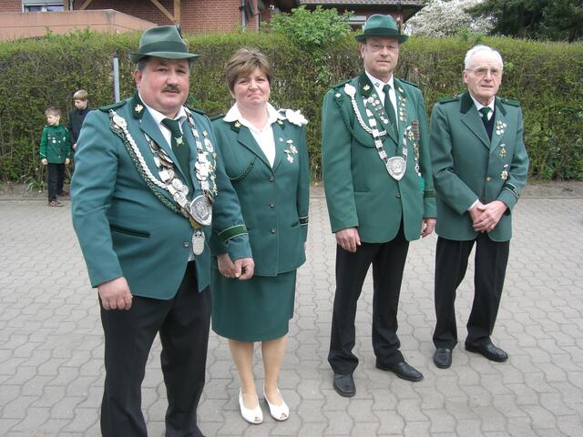 Schützenkönig Alwin Prinzhorn, 1. Ritter Christina Öhlschläger, 2. Ritter Walter Wegner, 3. Ritter August Bormann