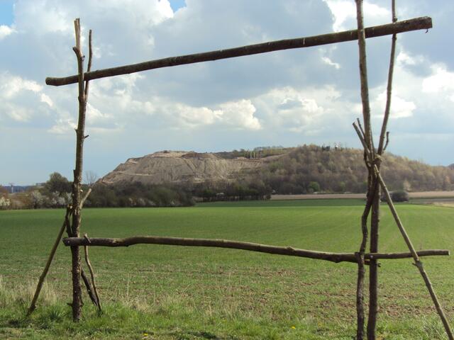 Blick durch ein "Landschaftfenster" auf die Abraumhalde des glücklicheren Kalibergwerks Hansa in Empelde.