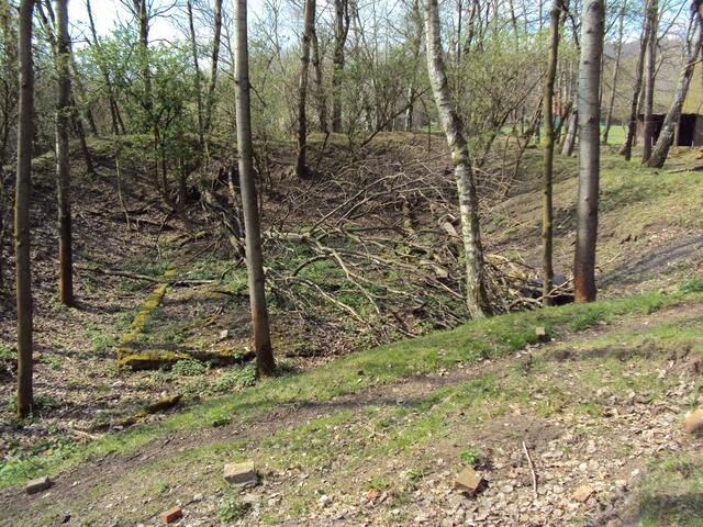 Am Grunde der Grube sind noch Fundamentreste zu erkennen.