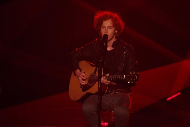 Michael Schulte singt "Carry me home" auf der Bühne von The Voice of Germany. | Foto: (C) Michael Zargarinejad / Universal Music