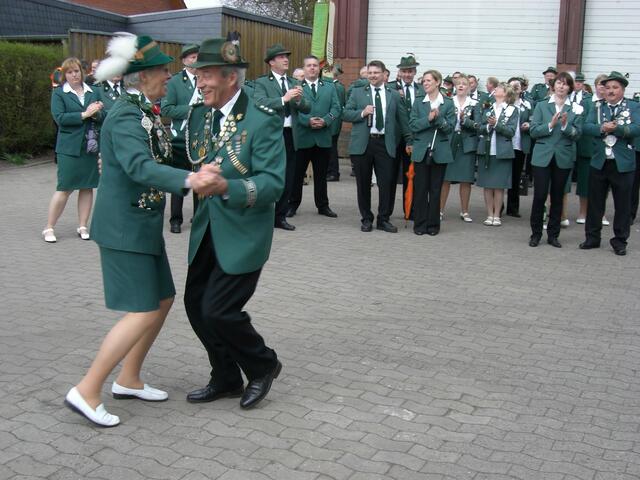 Ehrentanz für die Damenkönigin Heidemarie Wehrmann mit ihren Mann Friedhelm.