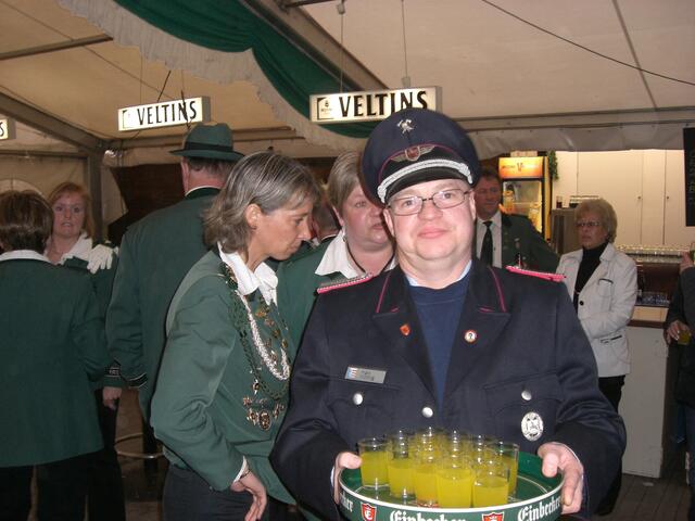 Der Feuerwehr-Hauptmann kommt mit Löschwasser.....