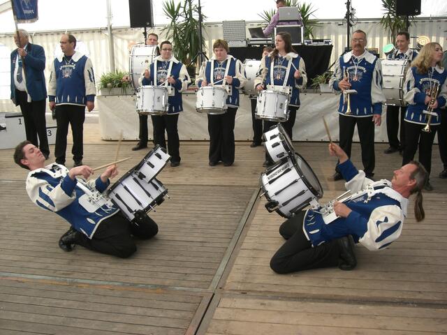 Die Musiker liefern ihre Show.