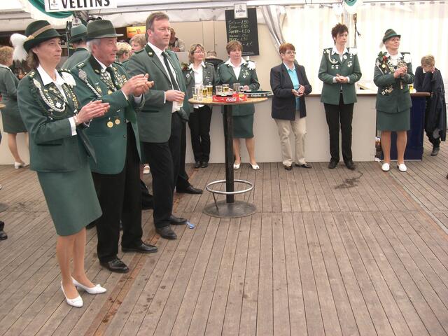 Zaghaftes Klatschen zur Musik.