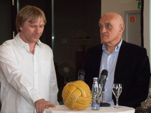 Ansgar Brinkmann (Links, ehem. Fußballprofi), Martin Kind (Präsident von Hannover 96),