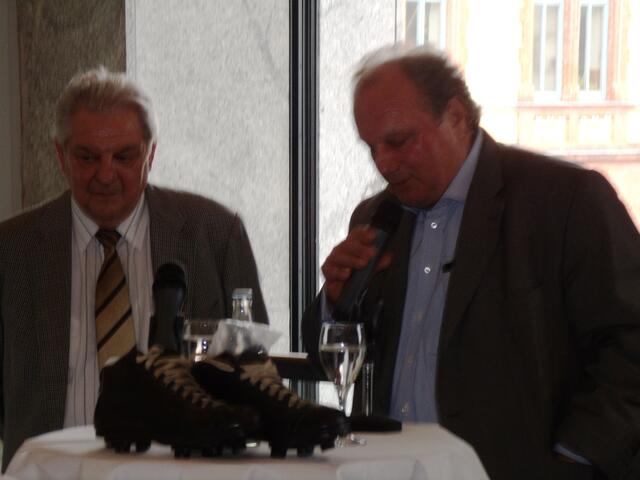 Hansi Alpert (Links, ehem. Spieler des VFL Osnabrück) und Hans-Jürgen Fip (ehem. Oberbürgermeister in Osnabrück) ...