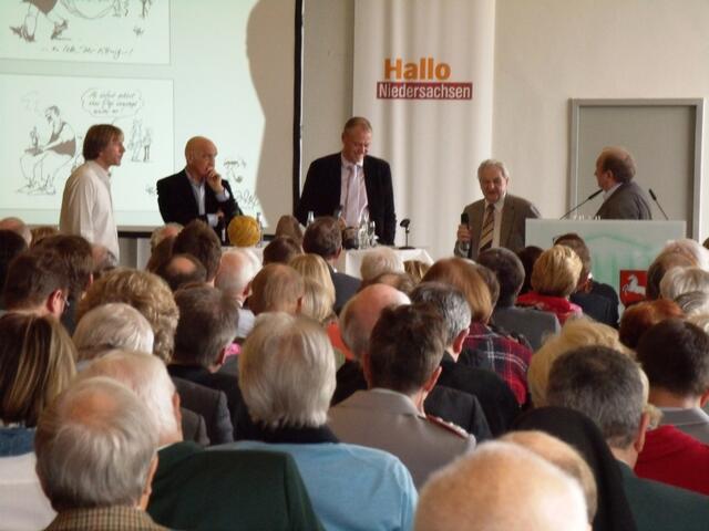 standen nach der Eröffnung in einer Podiumsdiskussion dem Moderator Dr. Hermann Queckenstedt Rede und Antwort