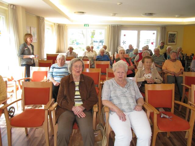 Aufmerksam hören die Bewohner zu.