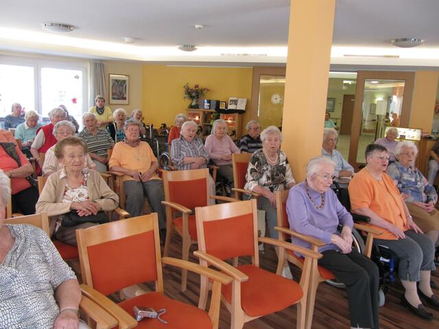 Bewohner und Gäste singen mit.